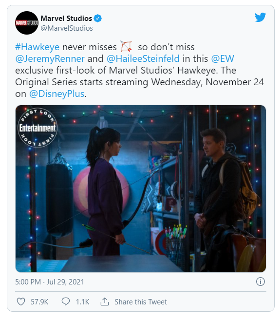 Na grafice tweet z konta Marvel Studios promujący serial Hawkeye i prezentujący datę premiery