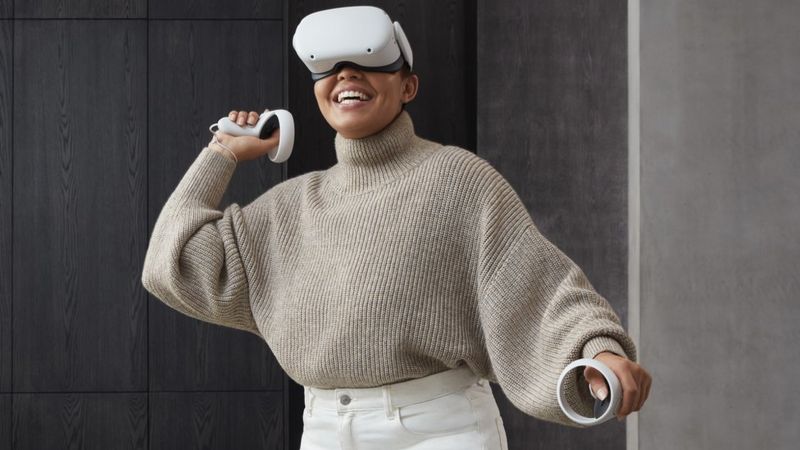 Na zdjęciu osoba grająca w wirtualnej rzeczywistości na zestawie Oculus Quest 2