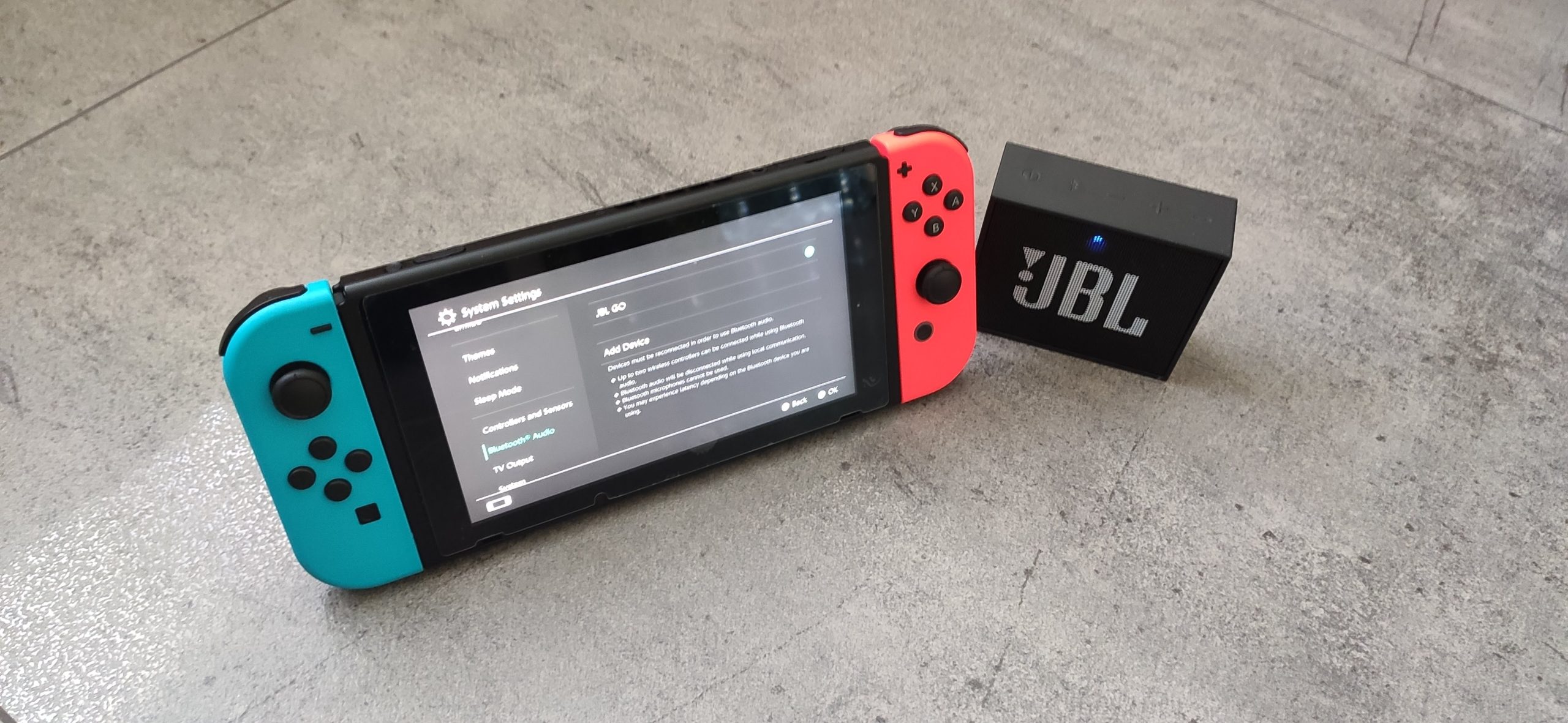 Na zdjęciu Nintendo Switch i głośnik bezprzewodowy JBL Go