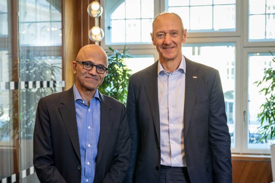 Na zdjęciu szef Microsoftu, Satya Nadella i Roland Busch, prezes Siemensa